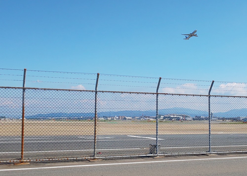 梅雨の晴れ間に 飛行機を..